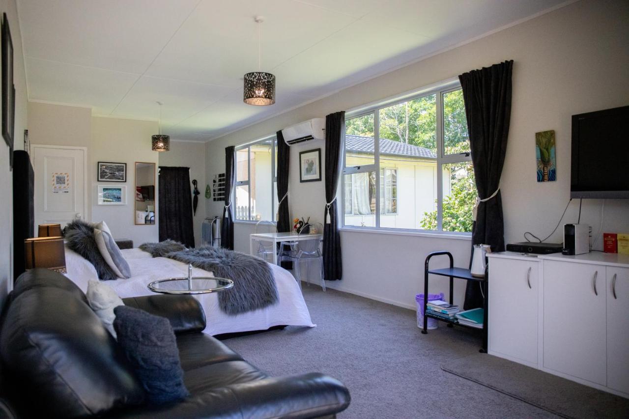 Swan House Bed and Breakfast Martinborough Esterno foto