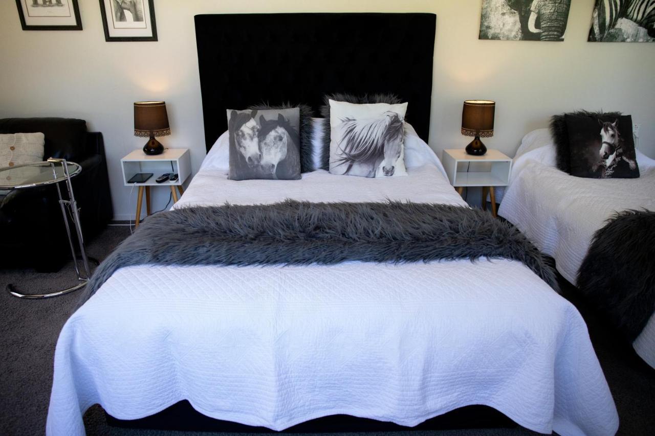 Swan House Bed and Breakfast Martinborough Esterno foto