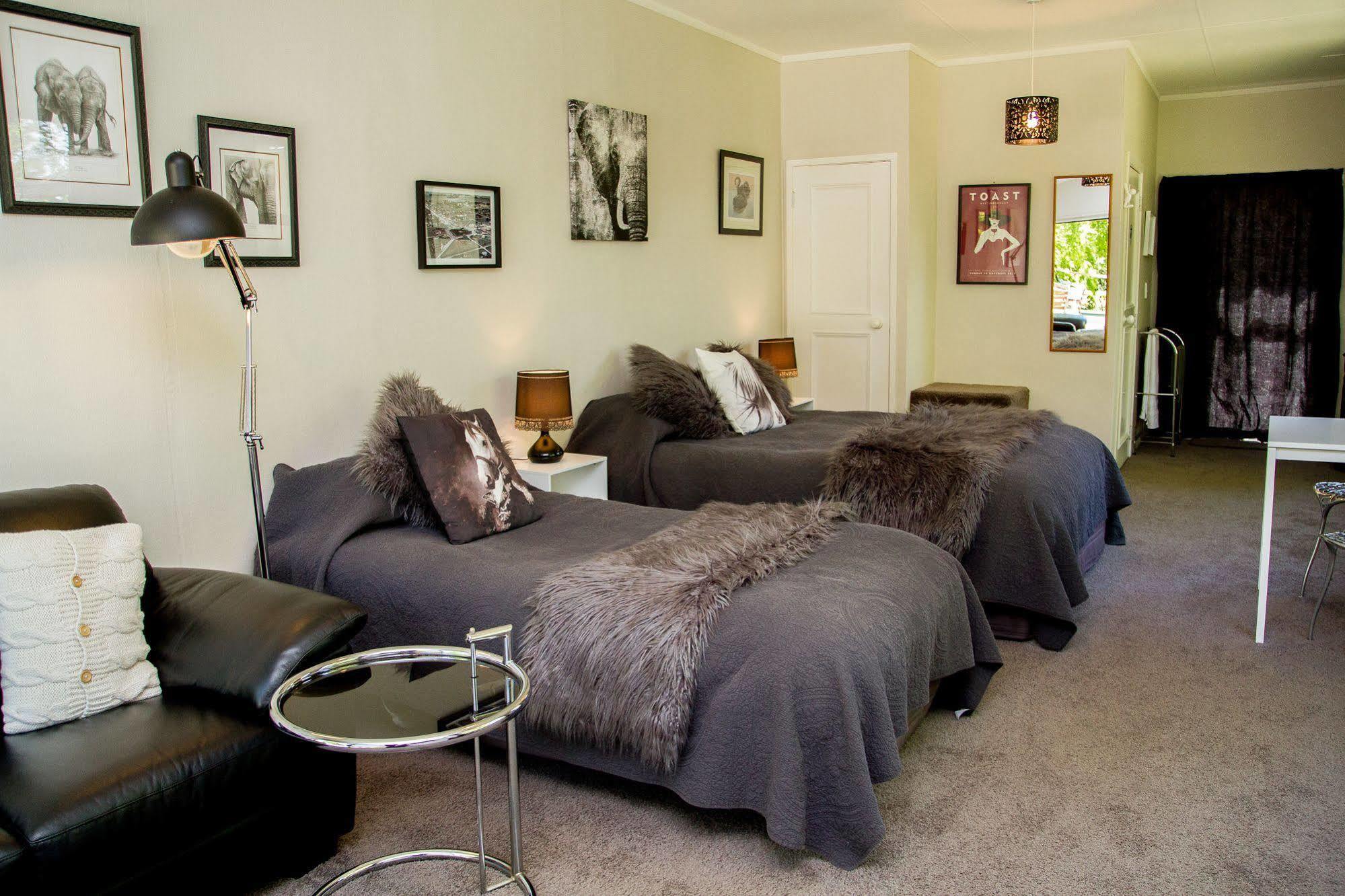 Swan House Bed and Breakfast Martinborough Esterno foto