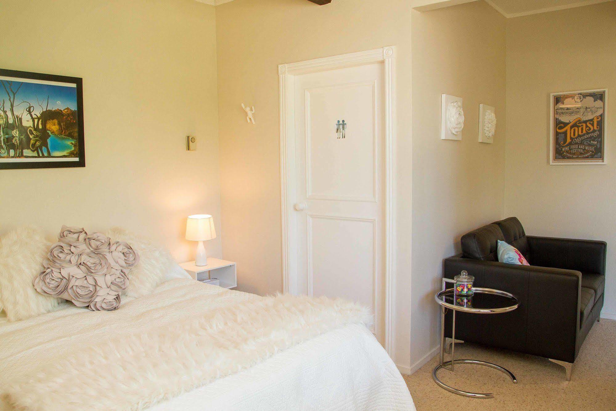 Swan House Bed and Breakfast Martinborough Esterno foto